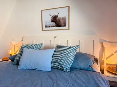 Schlafzimmer mit zwei zusammengeschobenen Einzelbetten, Kleiderschrank und Meerblick Nordkiek No. 8