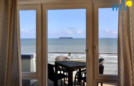 Wohnzimmer mit Blick auf Balkon und Meer Kaiserhof Ferienwohnung 314