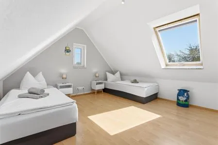 Schlafzimmer mit zwei Einzelbetten im DG Hoppenberg 9 OG links - Zur Kogge