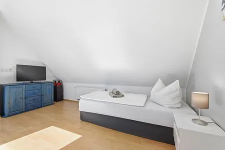 Schlafzimmer mit zwei Einzelbetten im DG Hoppenberg 9 OG links - Zur Kogge