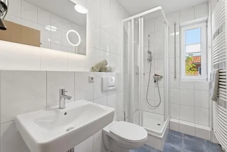 Bad mit Dusche und WC Hoppenberg 9 OG links - Zur Kogge