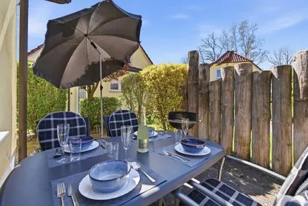 Terrasse mit Sonnenschirm und Grill Am Deich Am Deich Haus 24