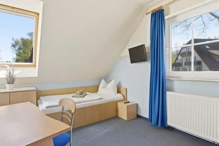 Schlafzimmer mit zwei Einzelbetten und TV Am Deich Am Deich Haus 24