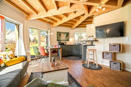 Ferienhaus Tamika am Tollensesee - Blick in den Wohnbereich mit Küche  Tamika