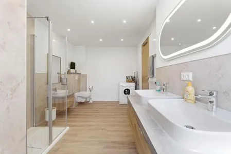 Badezimmer mit Dusche, Waschmaschine und WC im 1. OG  Kuttels Koje