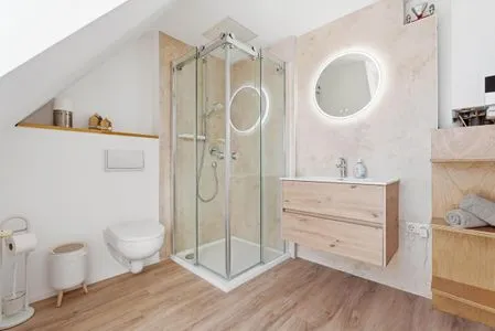 Badezimmer mit Dusche und WC im DG  Kuttels Koje