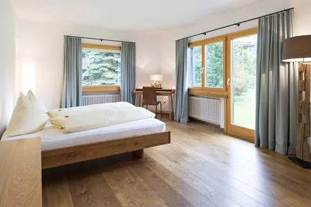 Schlafzimmer Chesa Flur Sulagl 1