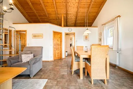 Ferienhaus Himmelblau in Jabel - Wohnzimmer mit Essbereich  Himmelblau