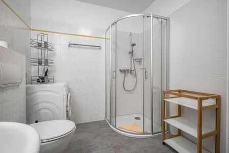 Bad mit Dusche, Waschmaschine und WC Ferienpark Freesenbruch Wohnung 1.2 - Am Schwalbenweg