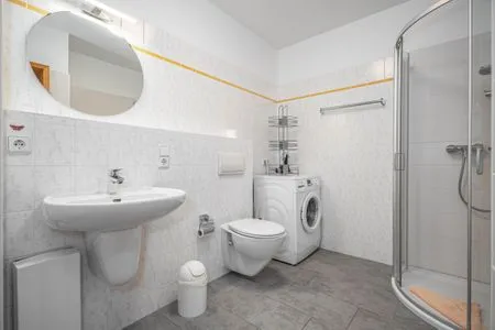 Bad mit Dusche, Waschmaschine und WC Ferienpark Freesenbruch Wohnung 1.2 - Am Schwalbenweg