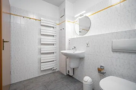Bad mit Dusche, Waschmaschine und WC Ferienpark Freesenbruch Wohnung 1.2 - Am Schwalbenweg
