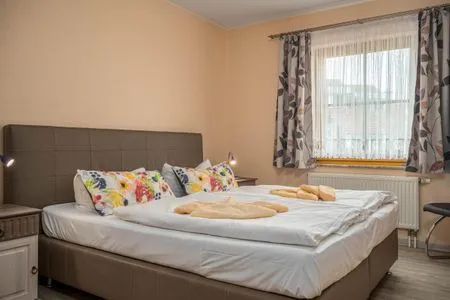Schlafzimmer mit Doppelbett Ferienpark Freesenbruch Wohnung 1.2 - Am Schwalbenweg