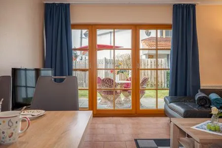 Wohnbereich mit Zugang zur Terrasse Ferienpark Freesenbruch Wohnung 1.2 - Am Schwalbenweg