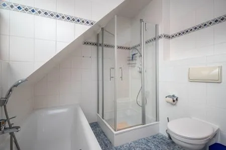 Bad mit Dusche, WC und Badewanne Ferienpark Freesenbruch Doppelhaushälfte 10a - Meeresbrise