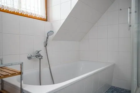 Bad mit Dusche, WC und Badewanne Ferienpark Freesenbruch Doppelhaushälfte 10a - Meeresbrise