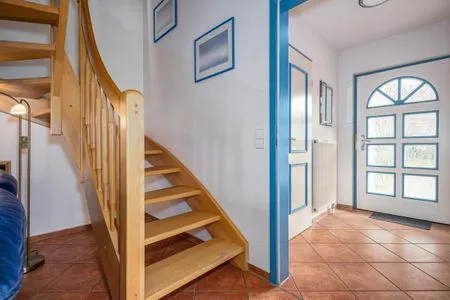 Wohnungseingang/ Flur und Treppe zum OG Ferienpark Freesenbruch Doppelhaushälfte 11 - Windflüchter