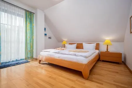 Schlafzimmer mit Doppelbett (OG) Ferienpark Freesenbruch Doppelhaushälfte 11 - Windflüchter