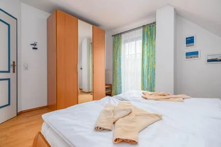 Schlafzimmer mit Doppelbett (OG) Ferienpark Freesenbruch Doppelhaushälfte 11 - Windflüchter