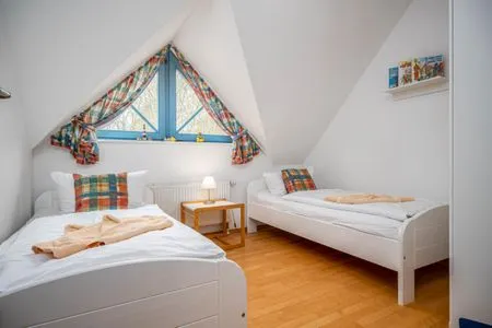 Schlafzimmer mit zwei Einzelbetten (OG) Ferienpark Freesenbruch Doppelhaushälfte 11 - Windflüchter