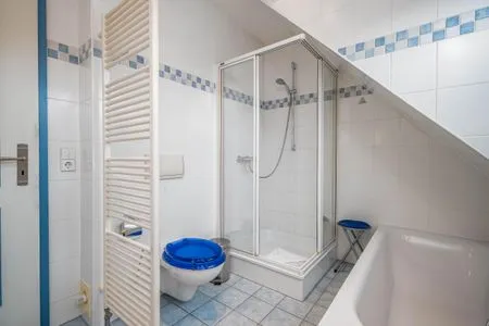 Bad mit WC, Badewanne und Dusche Ferienpark Freesenbruch Doppelhaushälfte 12 - Sommerlust