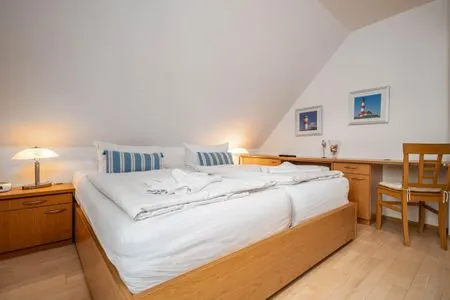 Schlafzimmer mit Doppelbett Ferienpark Freesenbruch Doppelhaushälfte 12 - Sommerlust