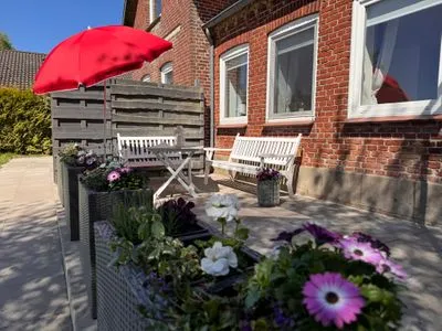Vor der Ferienwohnung wurde eine weitere neue Terrasse angelegt Krischan - Ruhige Ferienwohnung unweit vom Meer