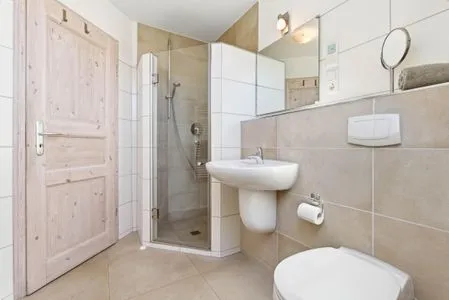 Bad mit Dusche und WC  Lütt Stuw