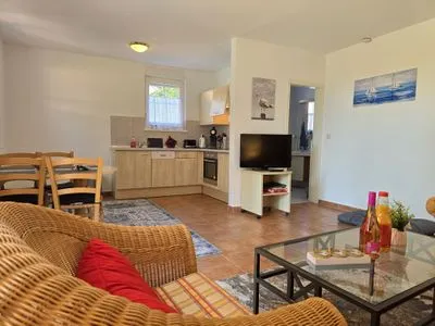 Wohnzimmer Ferienwohnung Seehund für Ostsee-Urlaub mit Hund in ländlicher Lage auf Rügen