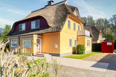 Aussenansicht mit Parkplatz  Haus Leni