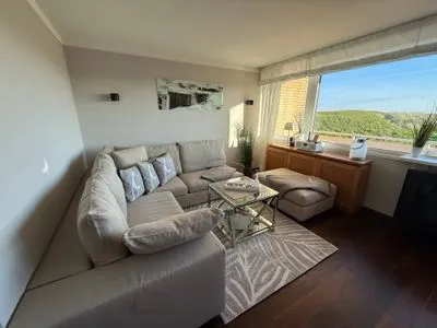 offener Wohnbereich Ferienwohnung Brandenburgerstr. 11 - Dühne16 mit kleinem Meerblick /  PKW-Stellplatz außen ist mit einem Außweis zu versehen als Berechtigung.