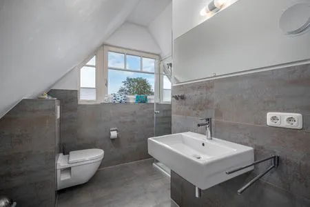 Bad mit Dusche und WC Mühlenstrasse 23 - Wohnung Oberdeck