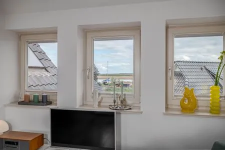 Blick durch die Wohnzimmerfenster auf den Bodden Mühlenstrasse 23 - Wohnung Oberdeck