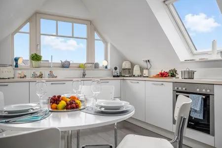 offene Küche mit Esstisch Mühlenstrasse 23 - Wohnung Oberdeck