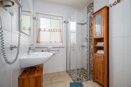 Bad mit Dusche und WC Am Deich Am Deich Haus 16 - Ostseewelle