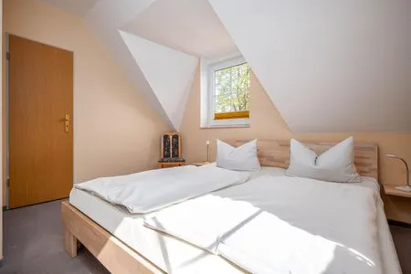 Schlafzimmer mit Doppelbett Am Deich Am Deich Haus 16 - Ostseewelle