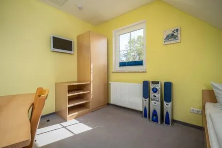 Schlafzimmer mit zwei Einzelbetten und TV Am Deich Am Deich Haus 16 - Ostseewelle