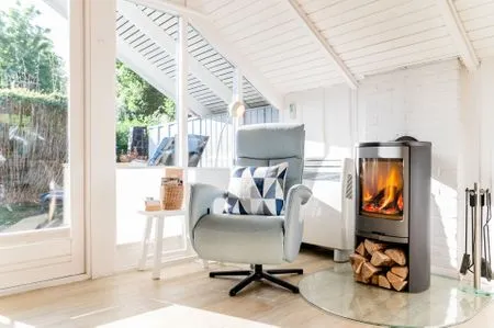 Wohnzimmer mit Ofen, TV, Couch, Relaxsessel Lille Hus