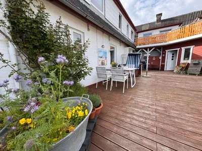 Gemeinsame Terrasse vor dem Haus mit Grill und Sitzmöglichkeiten Ankerplatz No. 8