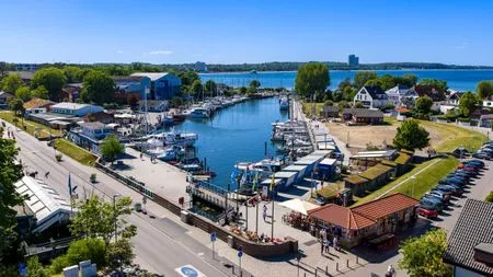 Strand Meerhafen N°2 - direkt am Strand mit Blick auf den Niendorfer Hafen