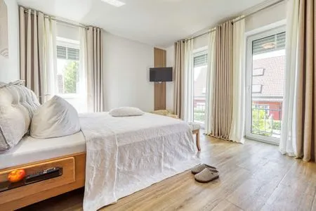 Schlafzimmer mit Doppelbett und TV Parkresidenz am Hafen Wohnung HF 14 - "Sandburg Zingst"