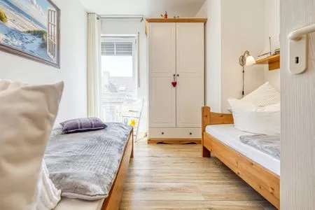 Schlafzimmer mit Einzelbetten und Kleiderschrank Parkresidenz am Hafen Wohnung HF 14 - "Sandburg Zingst"