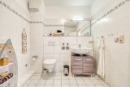Badezimmer mit WC und Waschbecken Parkresidenz am Hafen Wohnung HF 14 - "Sandburg Zingst"