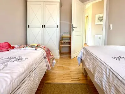 Schlafzimmer mit Einzelbetten und Kleiderschrank  Glebbe 17 - Wohnung 3