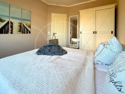 Schlafzimmer mit Doppelbett und Kleiderschrank  Glebbe 17 - Wohnung 3