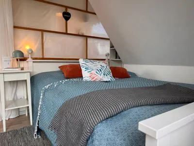 Das Doppelbett (140 x 200) mit Blick auf Balkon und TV Nordlicht