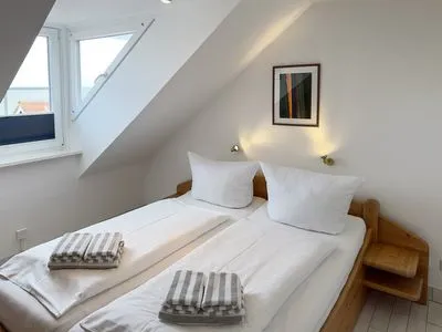 Schlafzimmer Ferienwohnung „Südspitze 10 mit Meerblick"