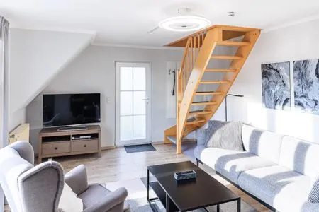 Wohnbereich mit TV und Treppe ins Obergeschoss  Zur Wellenwiese 15