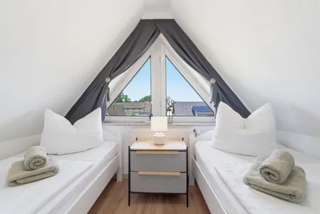 Schlafzimmer mit zwei Einzelbetten  Ferienwohnung Seepferdchen