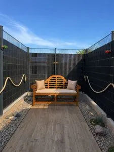 Kleine Terrasse mit Sitzgelegenheit Sierksdorfer Kajüte 36