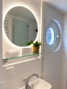 Sauberes und modernes Badezimmer mit Dusche Sierksdorfer Kajüte 36